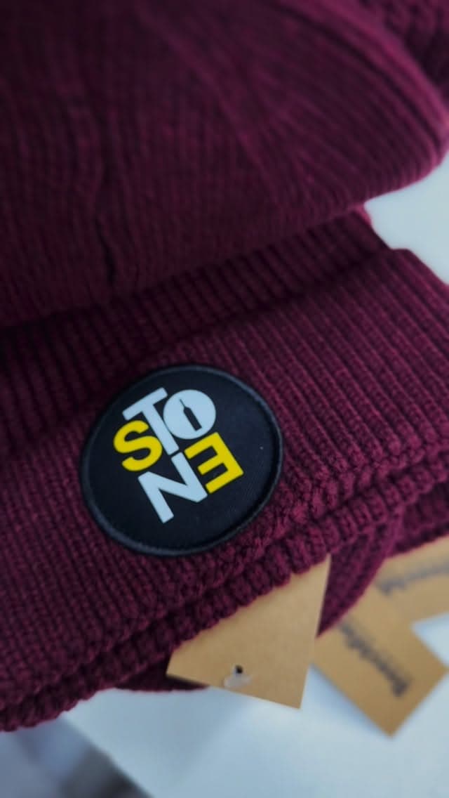 Beanie bordeaux personalizzato con patch ricamato STONE, cappellini brandizzati