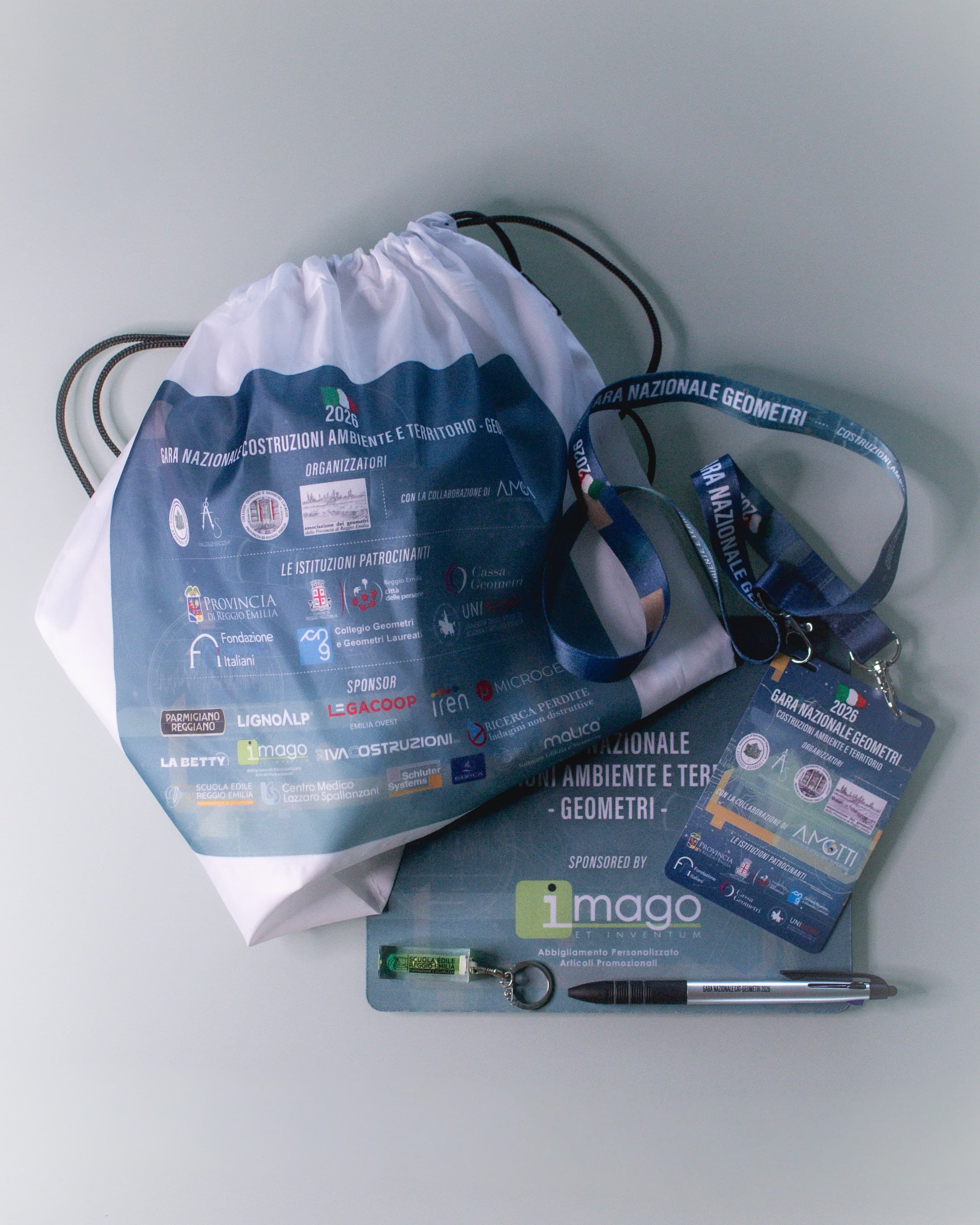 Kit evento Gara Nazionale Geometri 2026: sacca, lanyard, badge e gadget coordinati, merchandising per eventi